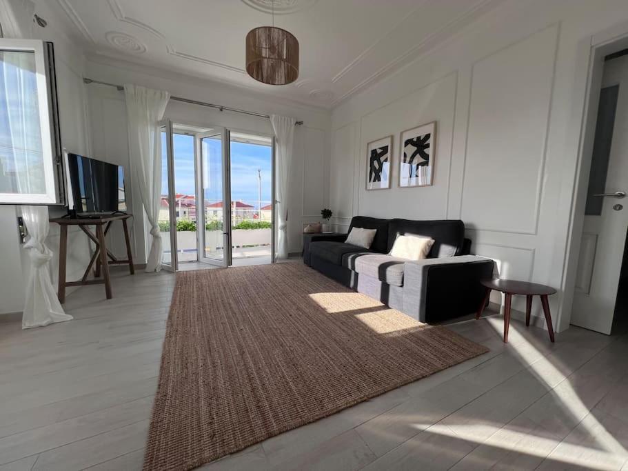 Close To Everything Bright Modern * Nazare